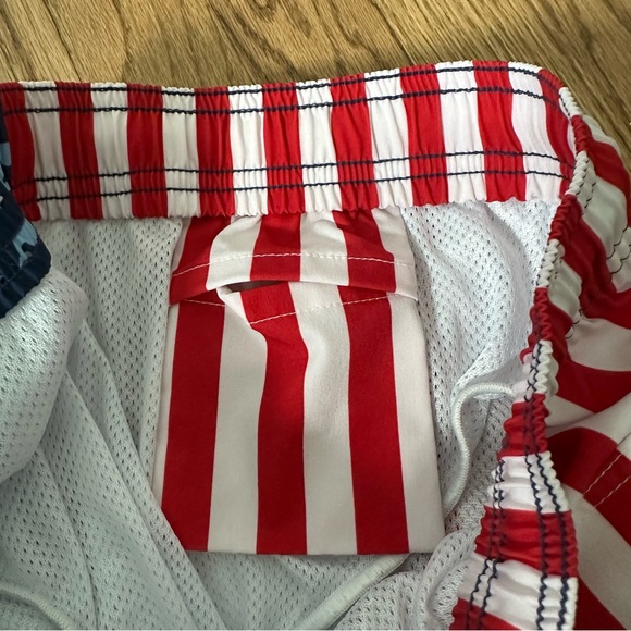 Vineyard Vines Boys L American Flag printed chappy swim trunks - Picture 8 of 8